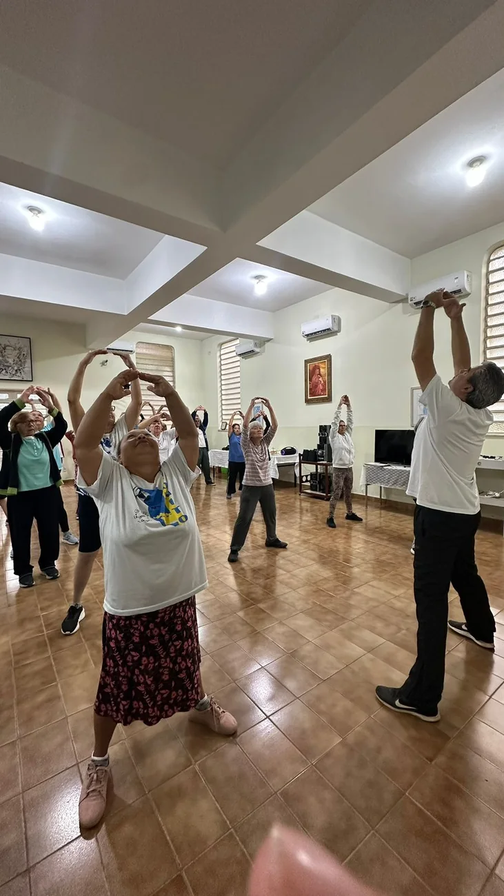 Atividade de Lian Gong no Centro de Convivência